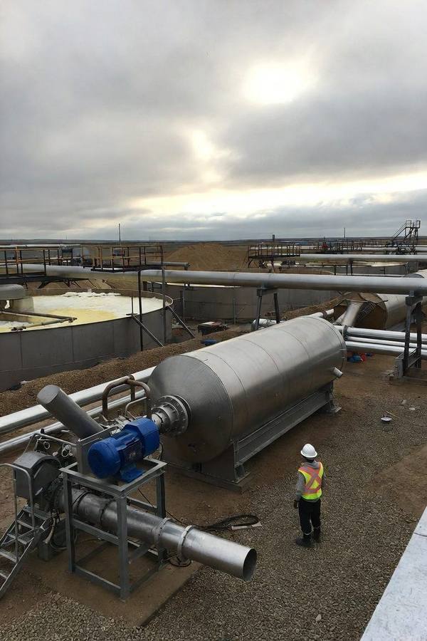 Tailings clarifier and settling ponds at an oil sands facility