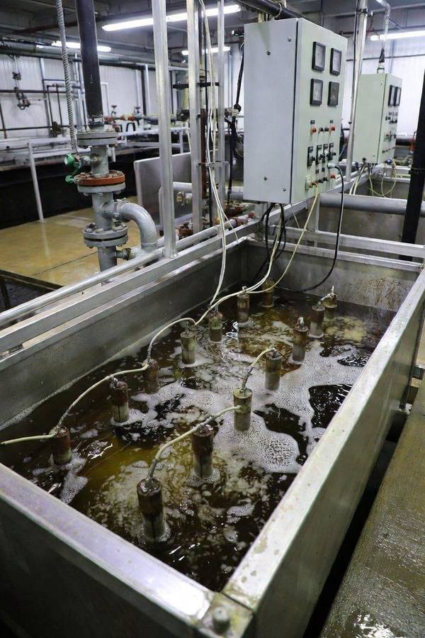 Electrocoagulation treatment tank with electrode array